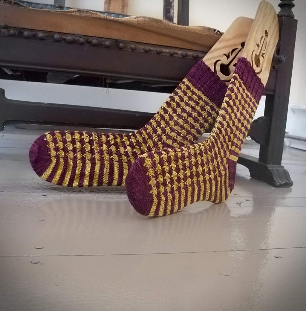 Dip Stitch Check Socks Pattern