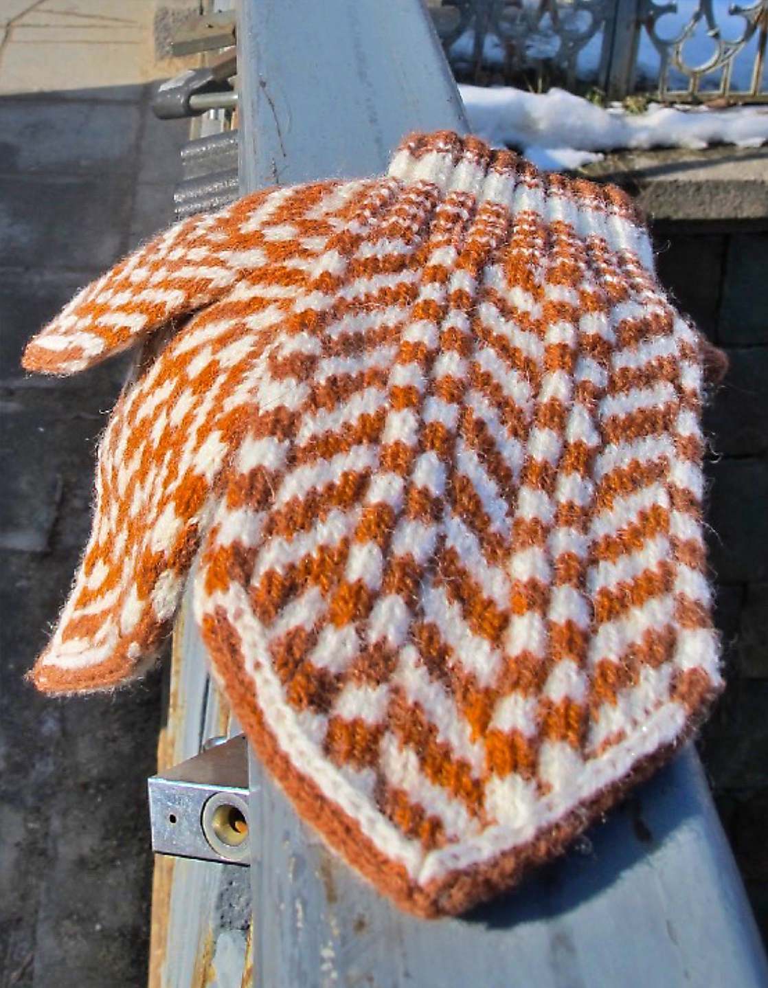 Rustic Fences Mitten Pattern