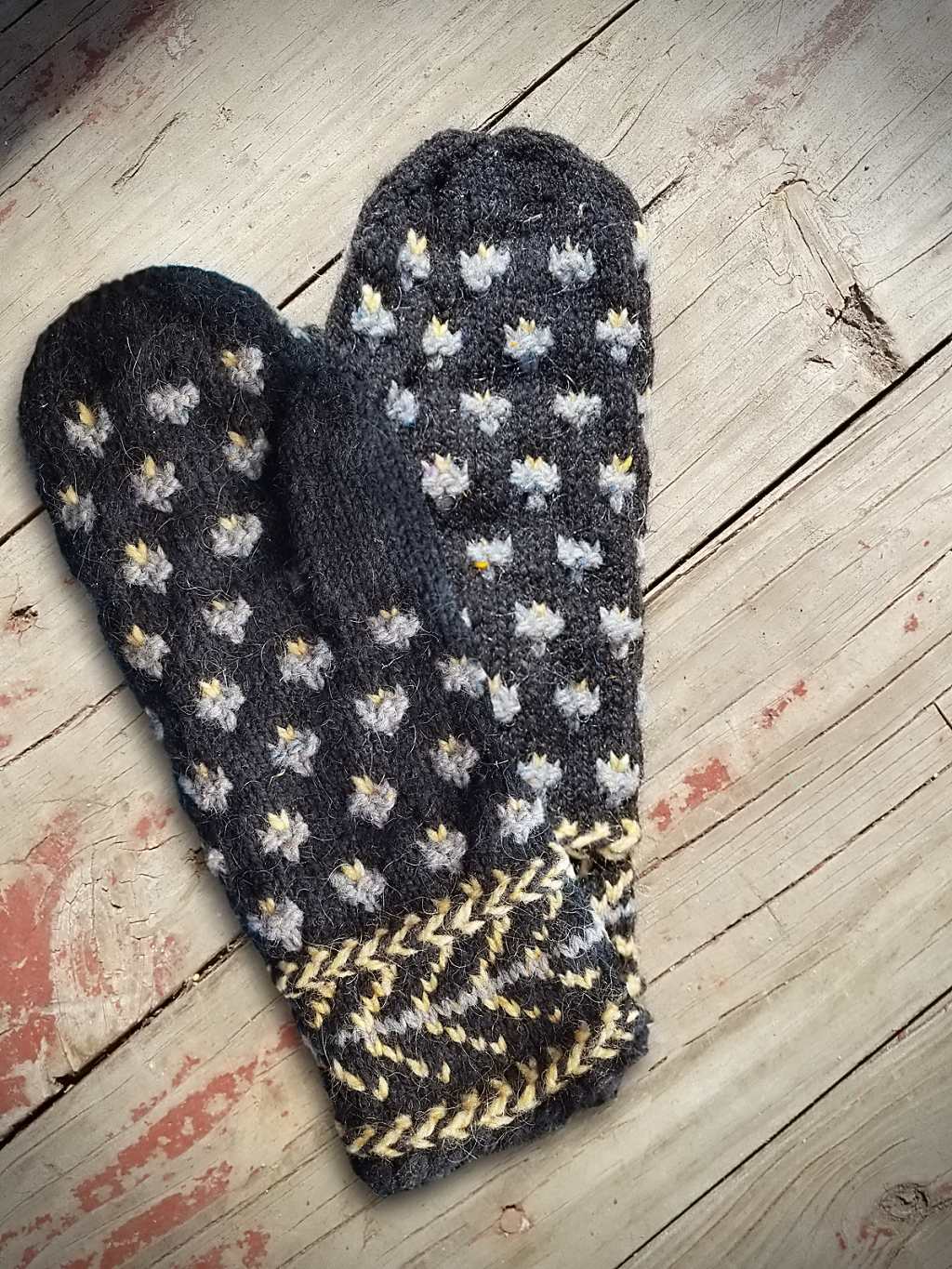 Spring Chicks Mitts Knitting Pattern