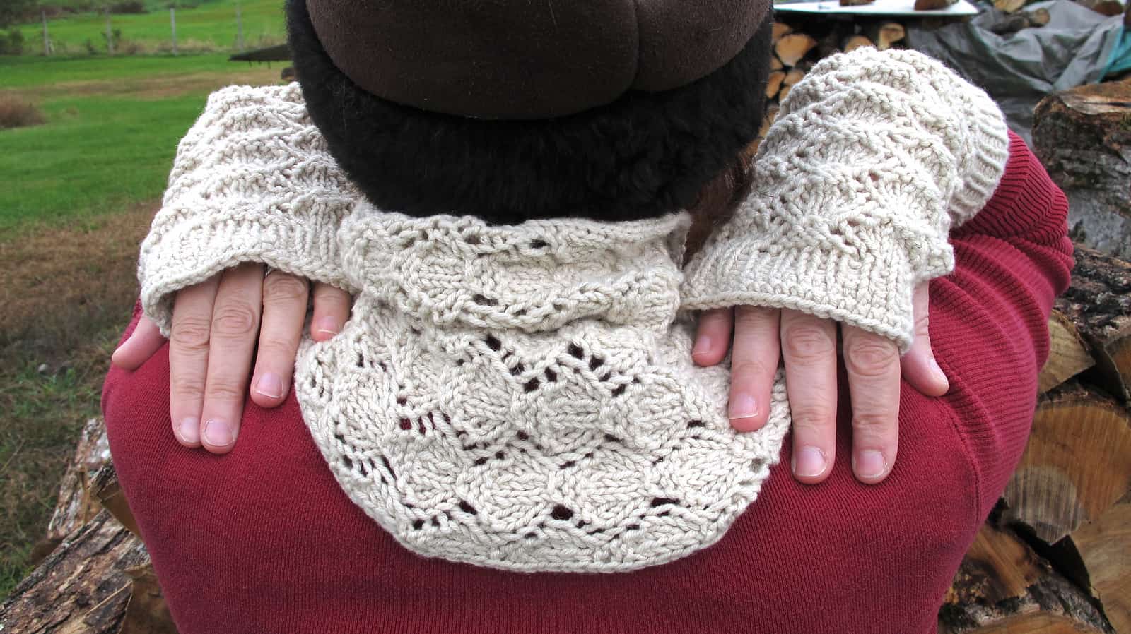 Italian Diamonds Mitts & Cowl Knitting Pattern